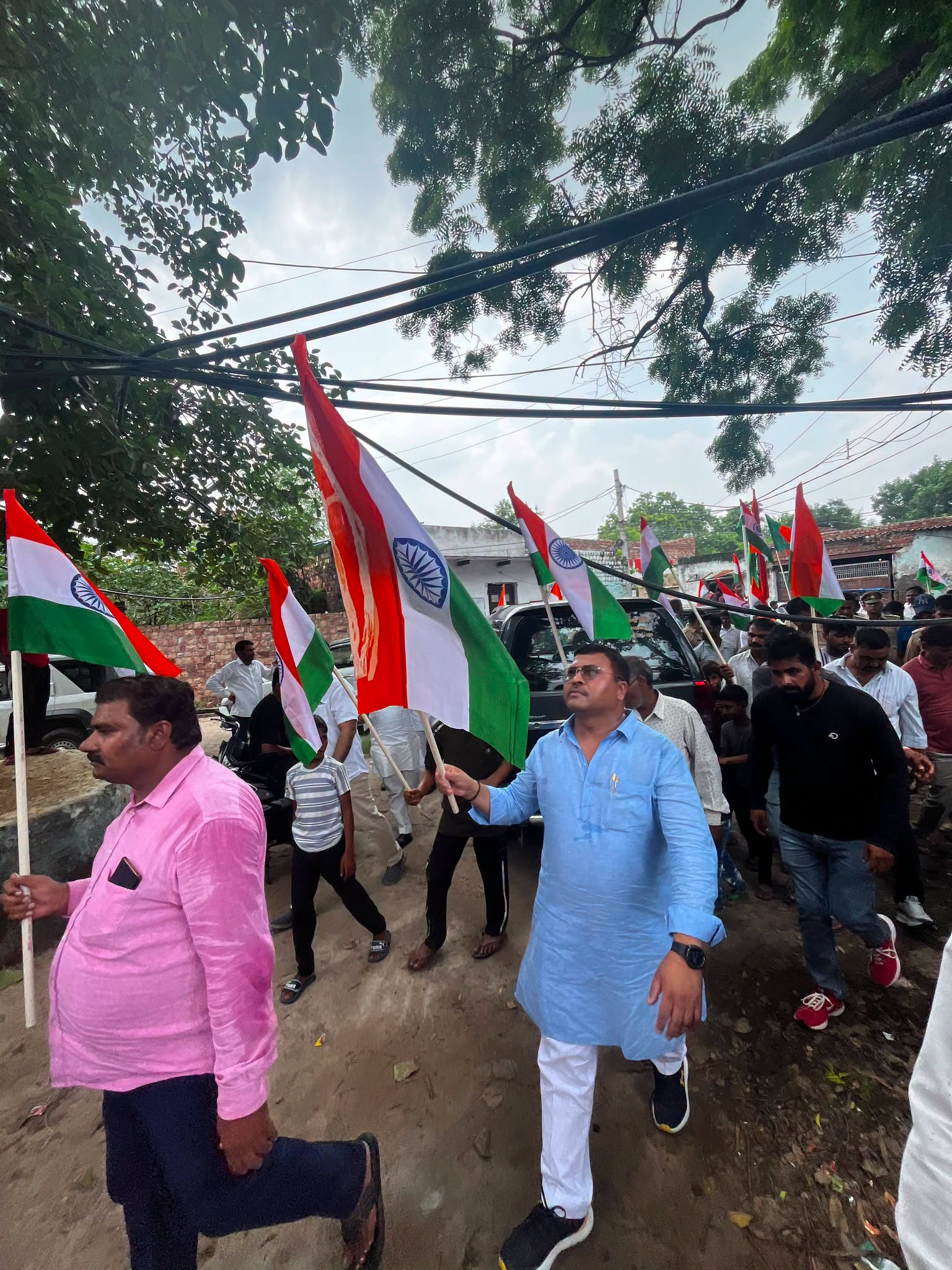 हर घर तिरंगा अभियान का लोगो, जिसमें भारत का राष्ट्रीय ध्वज तिरंगा फहराता हुआ दिखाई दे रहा है।