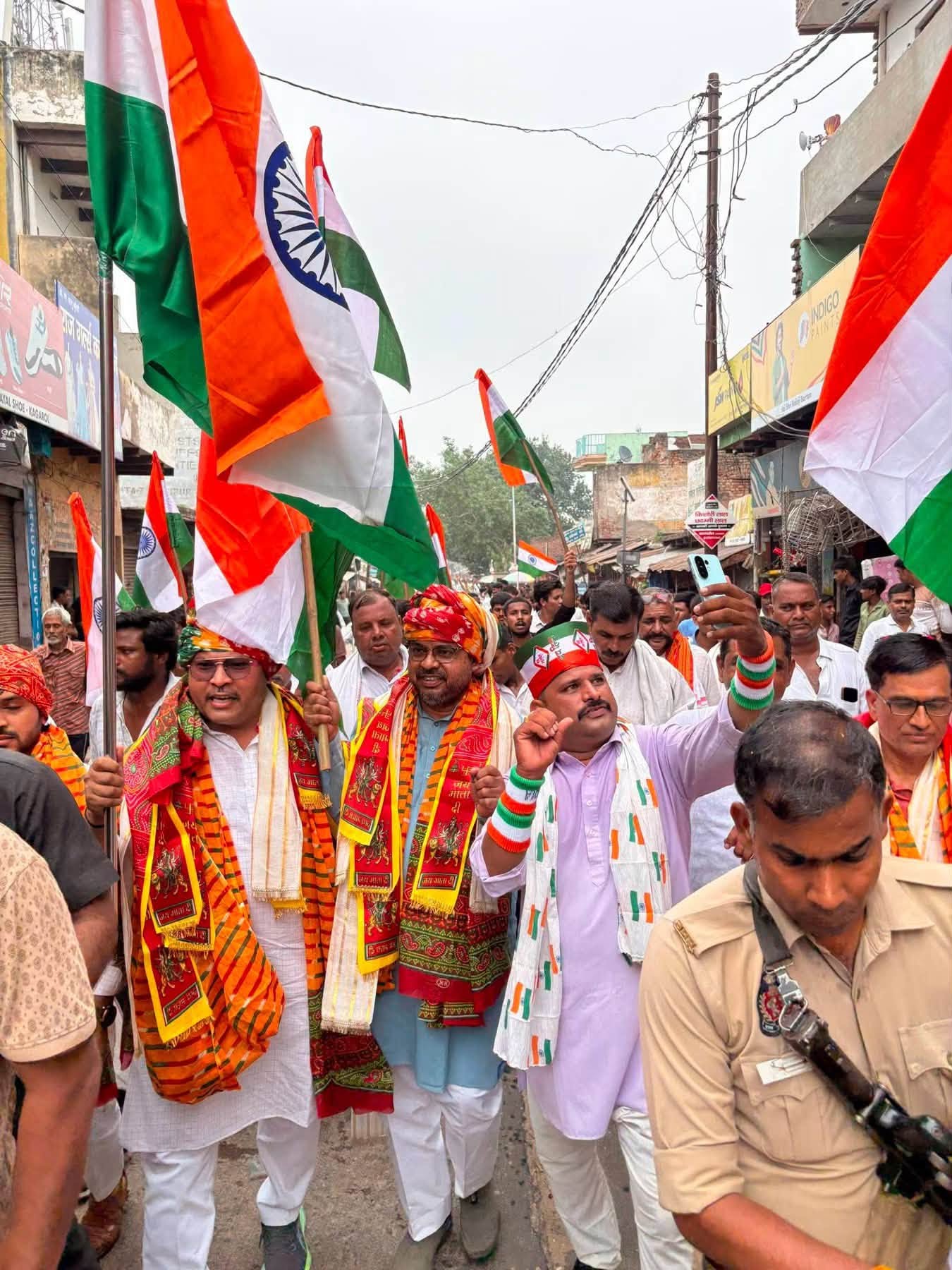 हर घर तिरंगा अभियान का लोगो, जिसमें भारत का राष्ट्रीय ध्वज तिरंगा फहराता हुआ दिखाई दे रहा है।