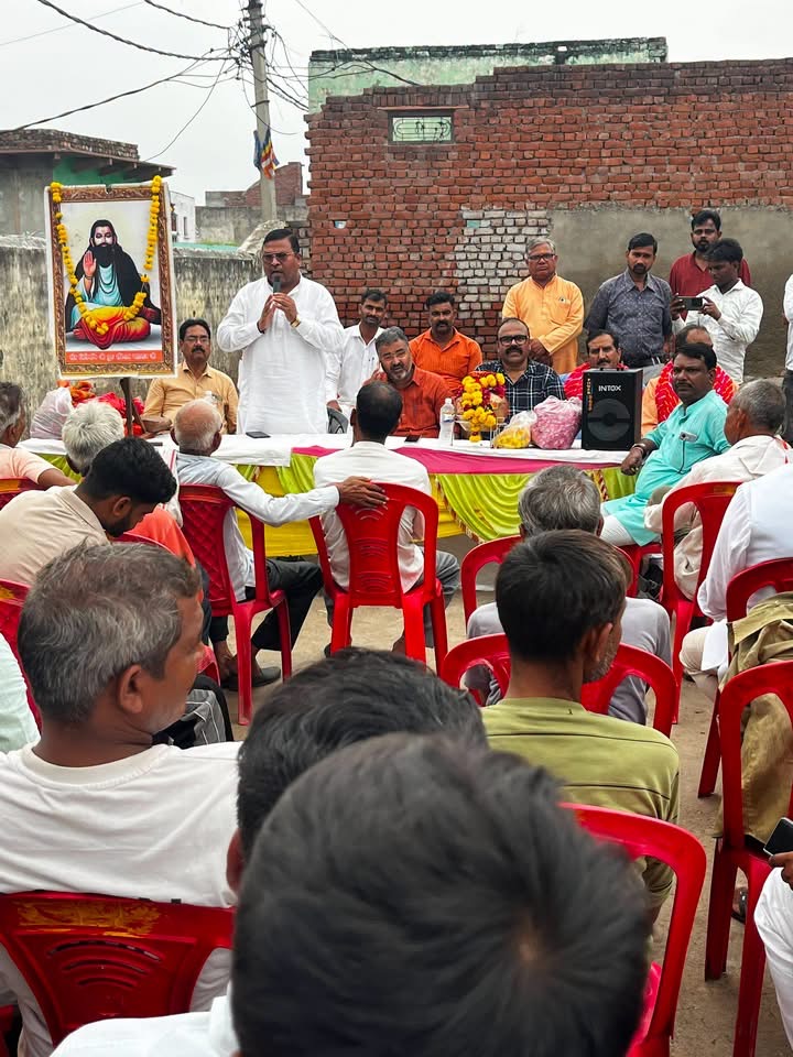 फतेहपुर सीकरी में संत शिरोमणि गुरुरविदास जी की कलश यात्रा के दौरान ग्रामीण